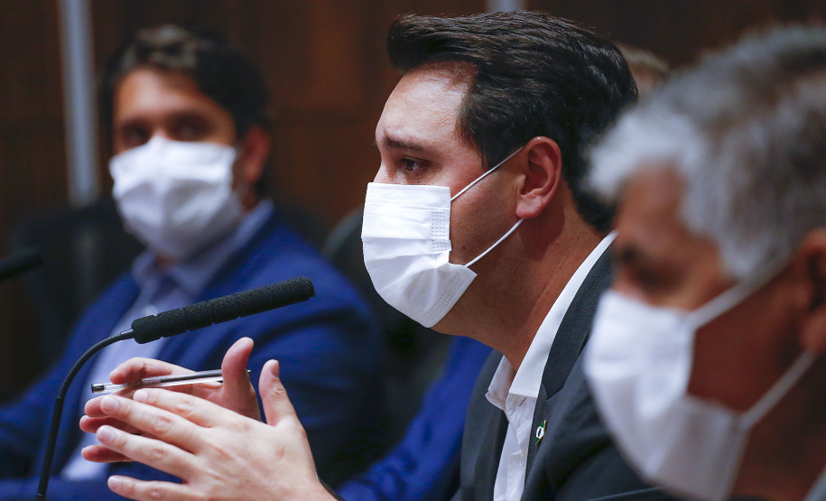 O secretário nacional de Habitação, Alfredo Santos, e o governador Carlos Massa Ratinho Junior conversaram em Curitiba nesta segunda-feira (25) sobre as perspectivas de novos investimentos para o Paraná. Eles fizeram apresentações sobre as políticas públicas dos executivos federal e estadual para o setor a um público virtual formado por dezenas de prefeitos e gestores públicos do Estado, via videoconferência.