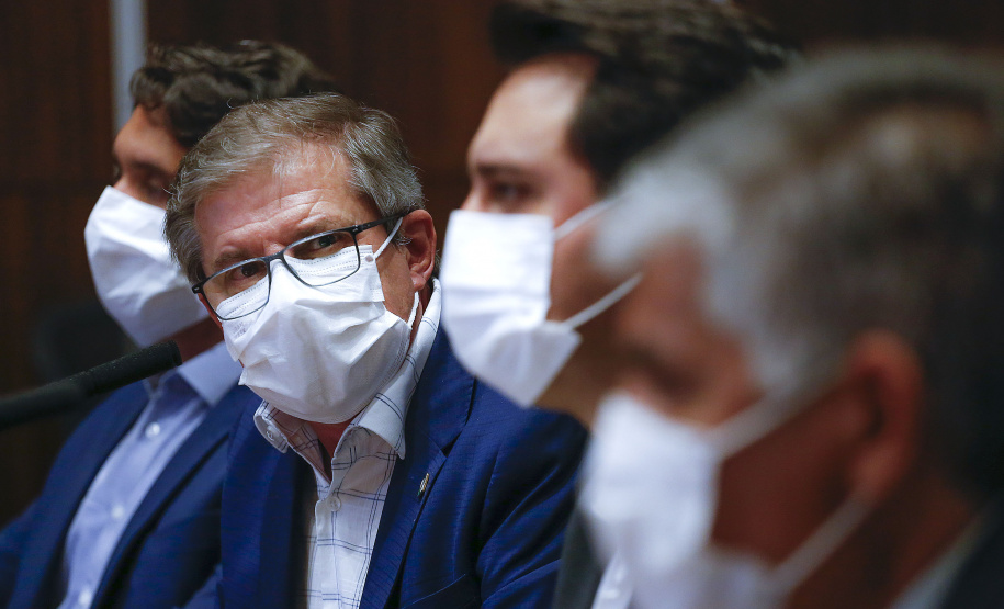 O secretário nacional de Habitação, Alfredo Santos, e o governador Carlos Massa Ratinho Junior conversaram em Curitiba nesta segunda-feira (25) sobre as perspectivas de novos investimentos para o Paraná. Eles fizeram apresentações sobre as políticas públicas dos executivos federal e estadual para o setor a um público virtual formado por dezenas de prefeitos e gestores públicos do Estado, via videoconferência.