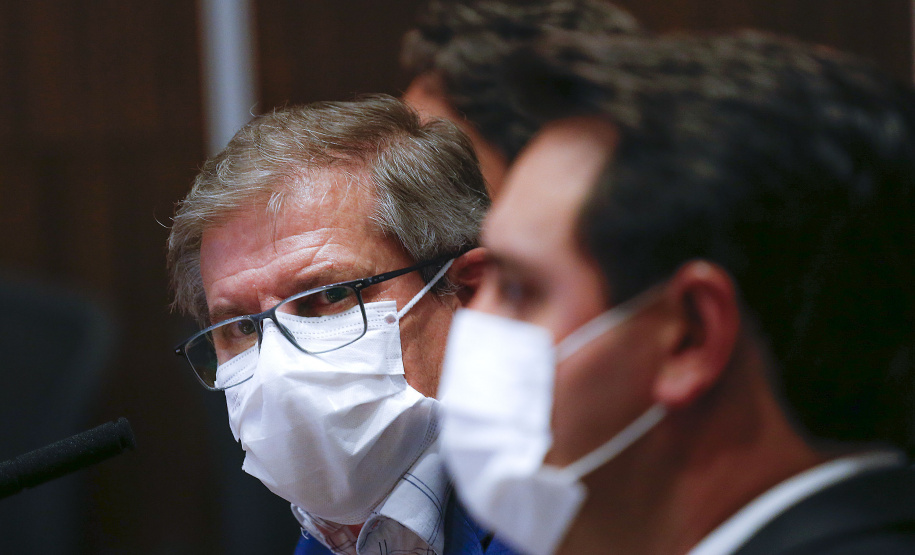 O secretário nacional de Habitação, Alfredo Santos, e o governador Carlos Massa Ratinho Junior conversaram em Curitiba nesta segunda-feira (25) sobre as perspectivas de novos investimentos para o Paraná. Eles fizeram apresentações sobre as políticas públicas dos executivos federal e estadual para o setor a um público virtual formado por dezenas de prefeitos e gestores públicos do Estado, via videoconferência.