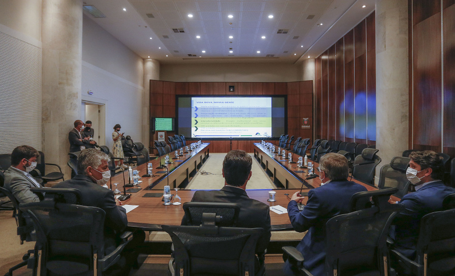 O secretário nacional de Habitação, Alfredo Santos, e o governador Carlos Massa Ratinho Junior conversaram em Curitiba nesta segunda-feira (25) sobre as perspectivas de novos investimentos para o Paraná. Eles fizeram apresentações sobre as políticas públicas dos executivos federal e estadual para o setor a um público virtual formado por dezenas de prefeitos e gestores públicos do Estado, via videoconferência.