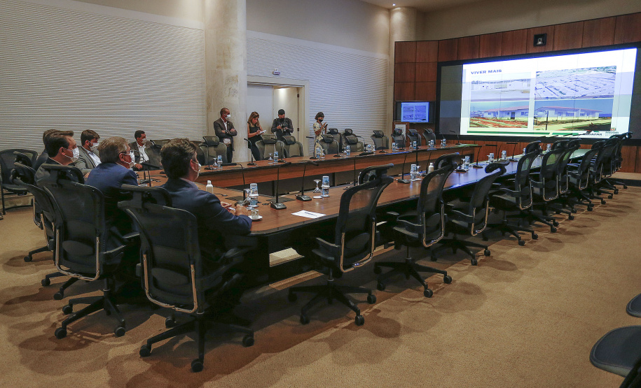 O secretário nacional de Habitação, Alfredo Santos, e o governador Carlos Massa Ratinho Junior conversaram em Curitiba nesta segunda-feira (25) sobre as perspectivas de novos investimentos para o Paraná. Eles fizeram apresentações sobre as políticas públicas dos executivos federal e estadual para o setor a um público virtual formado por dezenas de prefeitos e gestores públicos do Estado, via videoconferência.