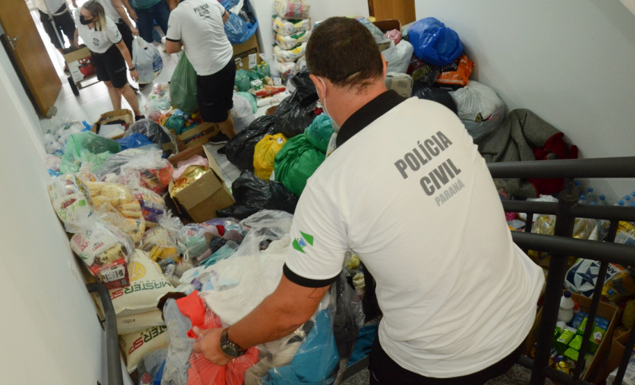 PCPR entrega à Defesa Civil cinco toneladas de doações para vítimas de enchentes de Guaraqueçaba  -  Foto: Divulgação Polícia Civil do Paraná/SESP