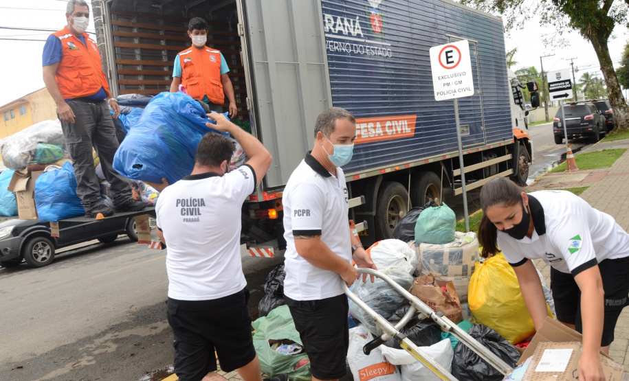 PCPR entrega à Defesa Civil cinco toneladas de doações para vítimas de enchentes de Guaraqueçaba  -  Foto: Divulgação Polícia Civil do Paraná/SESP