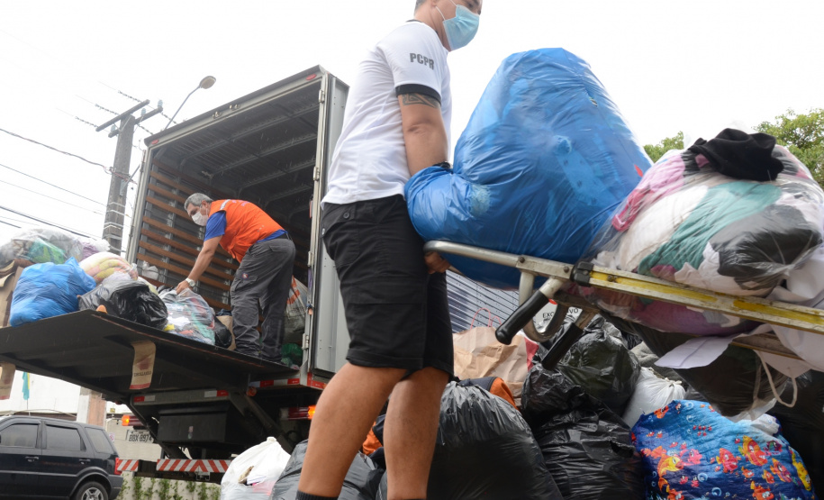 PCPR entrega à Defesa Civil cinco toneladas de doações para vítimas de enchentes de Guaraqueçaba  -  Foto: Divulgação Polícia Civil do Paraná/SESP