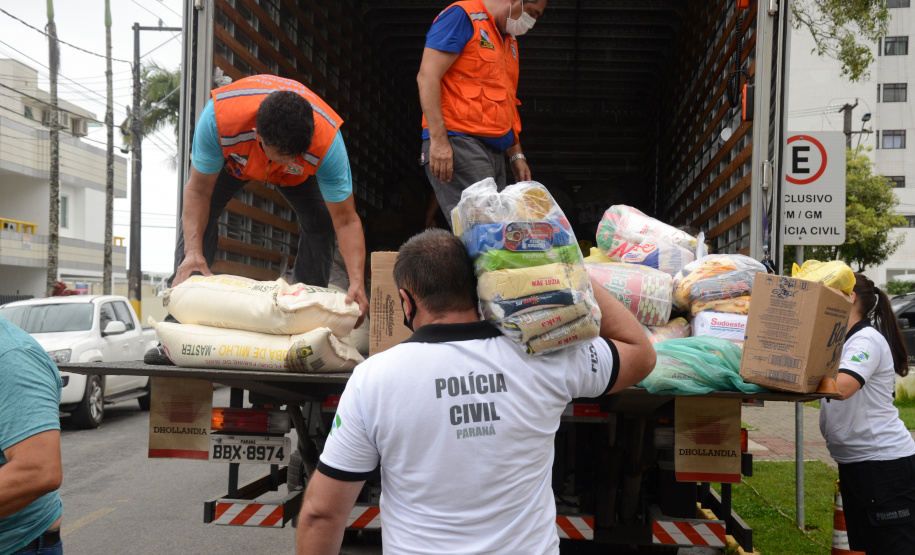 PCPR entrega à Defesa Civil cinco toneladas de doações para vítimas de enchentes de Guaraqueçaba  -  Foto: Divulgação Polícia Civil do Paraná/SESP