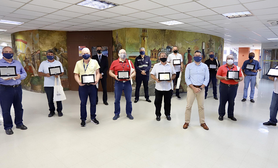 A Portos do Paraná iniciou nesta segunda-feira (25) a entrega de uma placa simbólica de agradecimento para os mais antigos empregados.  -  Paranaguá, 25/01/2021  -  Foto: Claudio Neves/Portos do Paraná