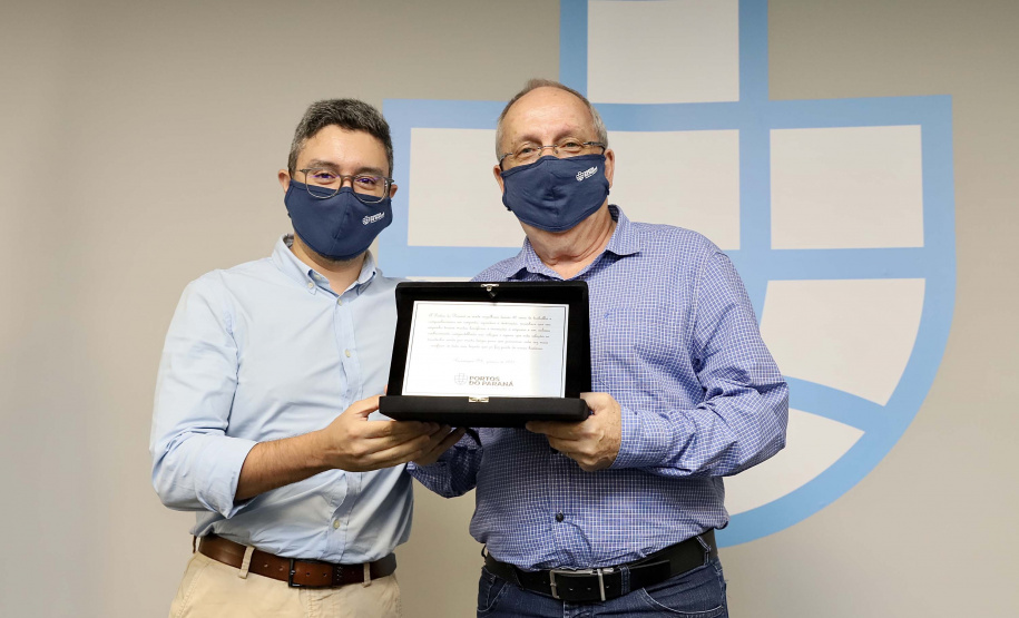 A Portos do Paraná iniciou nesta segunda-feira (25) a entrega de uma placa simbólica de agradecimento para os mais antigos empregados.  -  Paranaguá, 25/01/2021  -  Foto: Claudio Neves/Portos do Paraná