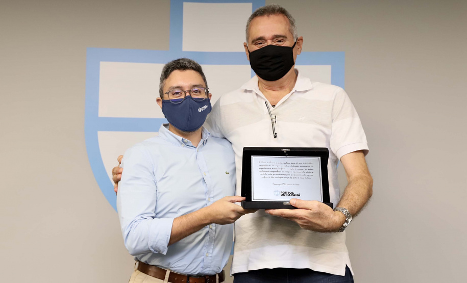 A Portos do Paraná iniciou nesta segunda-feira (25) a entrega de uma placa simbólica de agradecimento para os mais antigos empregados.  -  Paranaguá, 25/01/2021  -  Foto: Claudio Neves/Portos do Paraná