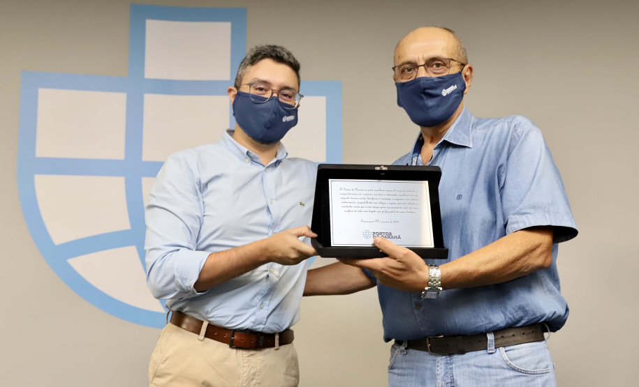 A Portos do Paraná iniciou nesta segunda-feira (25) a entrega de uma placa simbólica de agradecimento para os mais antigos empregados.  -  Paranaguá, 25/01/2021  -  Foto: Claudio Neves/Portos do Paraná