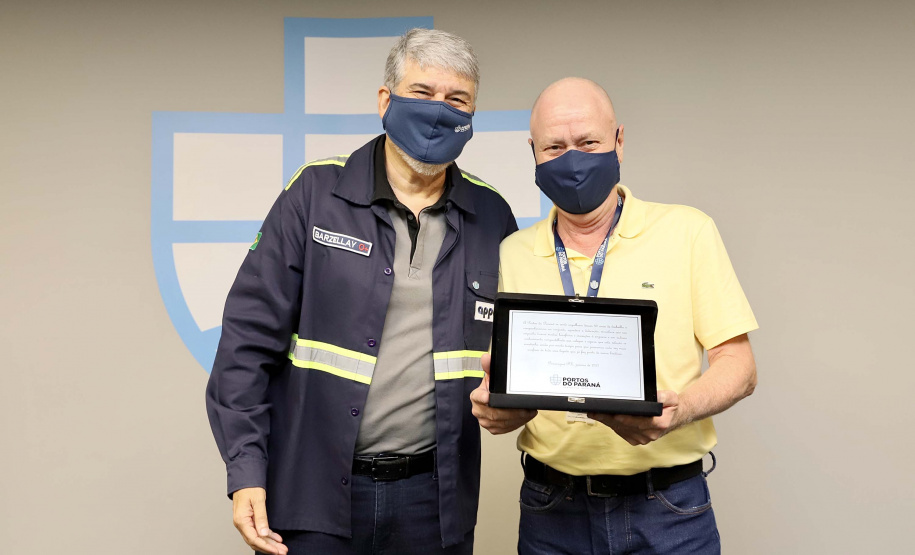 A Portos do Paraná iniciou nesta segunda-feira (25) a entrega de uma placa simbólica de agradecimento para os mais antigos empregados.  -  Paranaguá, 25/01/2021  -  Foto: Claudio Neves/Portos do Paraná