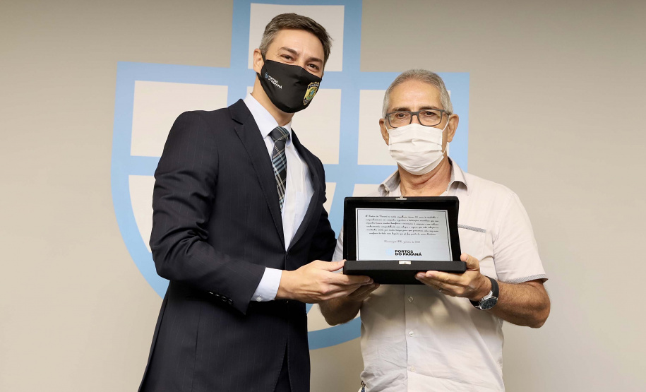 A Portos do Paraná iniciou nesta segunda-feira (25) a entrega de uma placa simbólica de agradecimento para os mais antigos empregados.  -  Paranaguá, 25/01/2021  -  Foto: Claudio Neves/Portos do Paraná