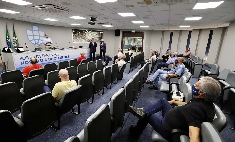 A Portos do Paraná iniciou nesta segunda-feira (25) a entrega de uma placa simbólica de agradecimento para os mais antigos empregados.  -  Paranaguá, 25/01/2021  -  Foto: Claudio Neves/Portos do Paraná