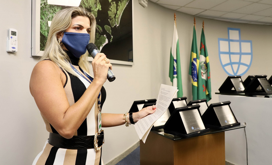 A Portos do Paraná iniciou nesta segunda-feira (25) a entrega de uma placa simbólica de agradecimento para os mais antigos empregados.  -  Paranaguá, 25/01/2021  -  Foto: Claudio Neves/Portos do Paraná