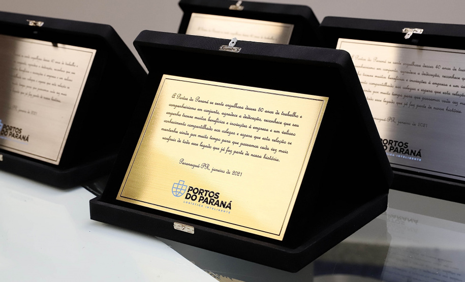 A Portos do Paraná iniciou nesta segunda-feira (25) a entrega de uma placa simbólica de agradecimento para os mais antigos empregados.  -  Paranaguá, 25/01/2021  -  Foto: Claudio Neves/Portos do Paraná