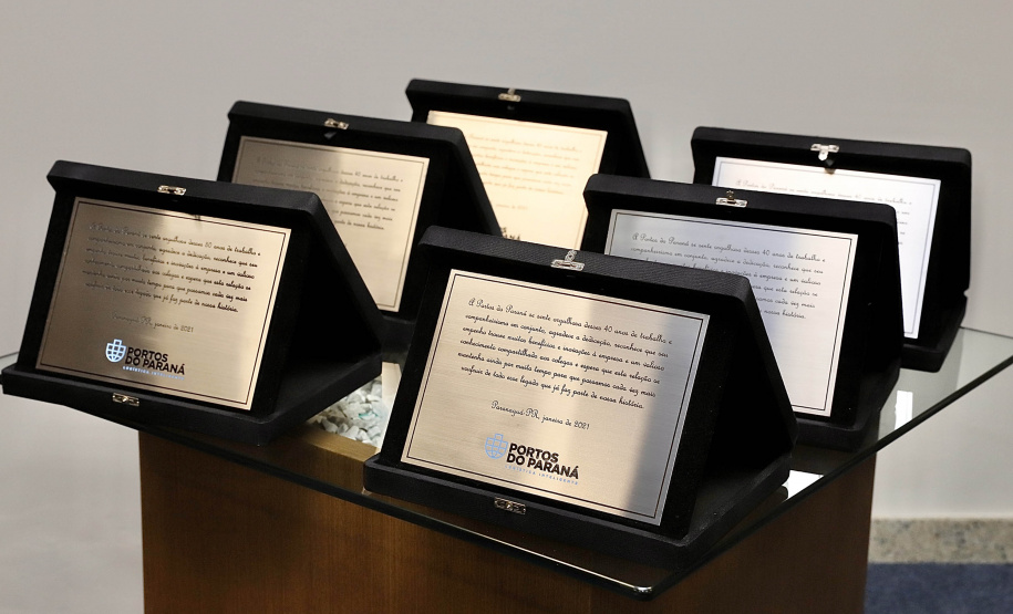 A Portos do Paraná iniciou nesta segunda-feira (25) a entrega de uma placa simbólica de agradecimento para os mais antigos empregados.  -  Paranaguá, 25/01/2021  -  Foto: Claudio Neves/Portos do Paraná