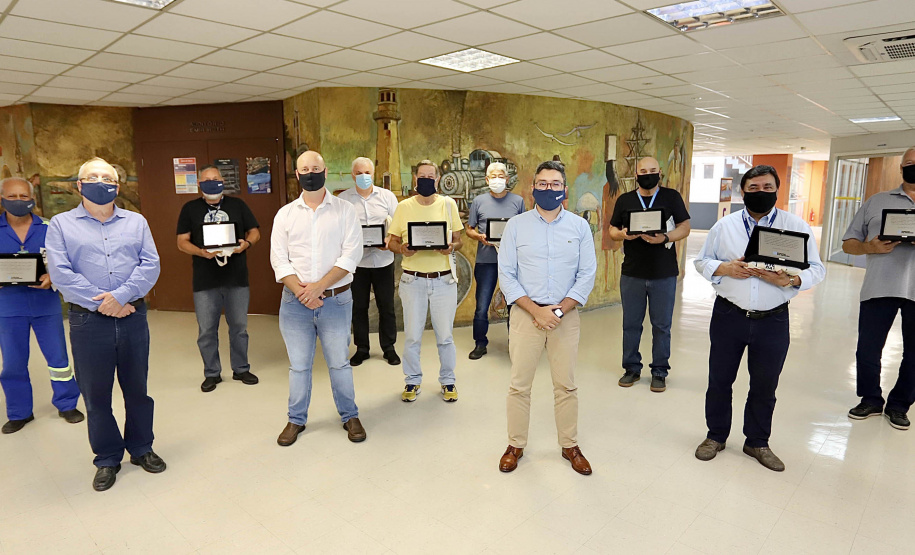 A Portos do Paraná iniciou nesta segunda-feira (25) a entrega de uma placa simbólica de agradecimento para os mais antigos empregados.  -  Paranaguá, 25/01/2021  -  Foto: Claudio Neves/Portos do Paraná