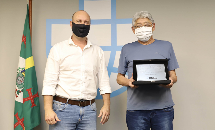 A Portos do Paraná iniciou nesta segunda-feira (25) a entrega de uma placa simbólica de agradecimento para os mais antigos empregados.  -  Paranaguá, 25/01/2021  -  Foto: Claudio Neves/Portos do Paraná