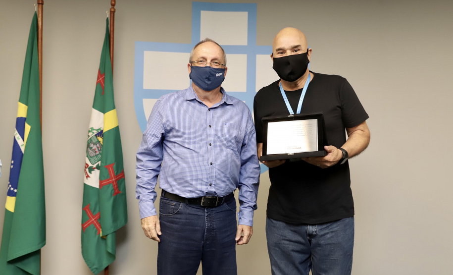 A Portos do Paraná iniciou nesta segunda-feira (25) a entrega de uma placa simbólica de agradecimento para os mais antigos empregados.  -  Paranaguá, 25/01/2021  -  Foto: Claudio Neves/Portos do Paraná