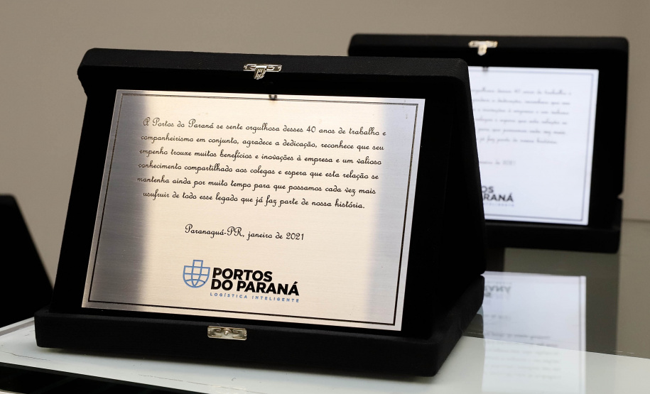 A Portos do Paraná iniciou nesta segunda-feira (25) a entrega de uma placa simbólica de agradecimento para os mais antigos empregados.  -  Paranaguá, 25/01/2021  -  Foto: Claudio Neves/Portos do Paraná