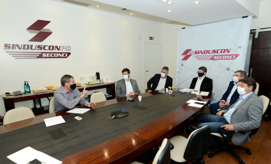 Em encontro com o secretário nacional de Habitação e empresários da indústria da construção civil, presidente da Cohapar reiterou a importância da iniciativa privada no atendimento às demandas de moradia da população. Companhia tem atuado para viabilizar novos projetos e a liberação de recursos federais para a construção de novos empreendimentos. (Foto: Guilherme Santos / Cohapar).