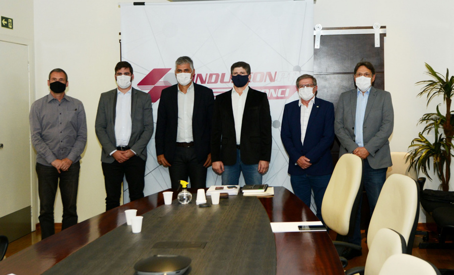 Em encontro com o secretário nacional de Habitação e empresários da indústria da construção civil, presidente da Cohapar reiterou a importância da iniciativa privada no atendimento às demandas de moradia da população. Companhia tem atuado para viabilizar novos projetos e a liberação de recursos federais para a construção de novos empreendimentos. (Foto: Guilherme Santos / Cohapar).