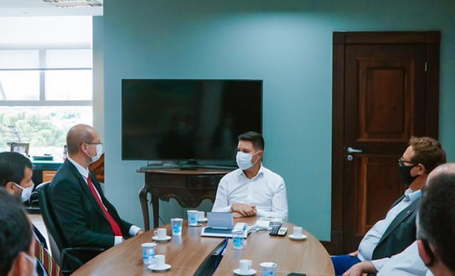 O Comitê Permanente de Desburocratização do Governo do Paraná passa a contar com mais duas entidades participantes. Nesta terça-feira (26), o chefe da Casa Civil, Guto Silva, incluiu o Conselho Regional de Economia – Corecon e o Sindicato de Habitação e Condomínios – Secovi, como membros convidados, para contribuírem com o programa de desburocratização da administração pública estadual. Foto: Guilherme Flores/ Casa Civil