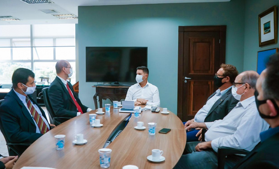 O Comitê Permanente de Desburocratização do Governo do Paraná passa a contar com mais duas entidades participantes. Nesta terça-feira (26), o chefe da Casa Civil, Guto Silva, incluiu o Conselho Regional de Economia – Corecon e o Sindicato de Habitação e Condomínios – Secovi, como membros convidados, para contribuírem com o programa de desburocratização da administração pública estadual. Foto: Guilherme Flores/ Casa Civil