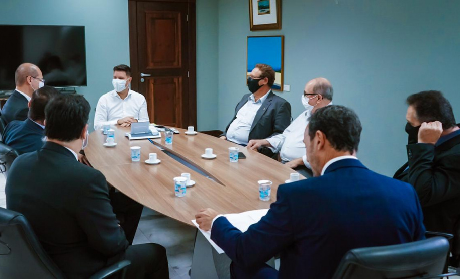 O Comitê Permanente de Desburocratização do Governo do Paraná passa a contar com mais duas entidades participantes. Nesta terça-feira (26), o chefe da Casa Civil, Guto Silva, incluiu o Conselho Regional de Economia – Corecon e o Sindicato de Habitação e Condomínios – Secovi, como membros convidados, para contribuírem com o programa de desburocratização da administração pública estadual. Foto: Guilherme Flores/ Casa Civil