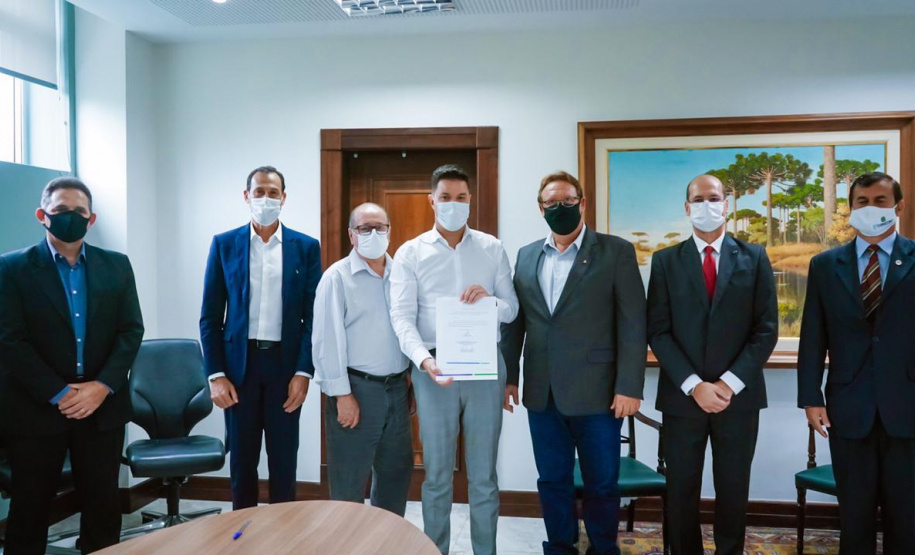 O Comitê Permanente de Desburocratização do Governo do Paraná passa a contar com mais duas entidades participantes. Nesta terça-feira (26), o chefe da Casa Civil, Guto Silva, incluiu o Conselho Regional de Economia – Corecon e o Sindicato de Habitação e Condomínios – Secovi, como membros convidados, para contribuírem com o programa de desburocratização da administração pública estadual. Foto: Guilherme Flores/ Casa Civil