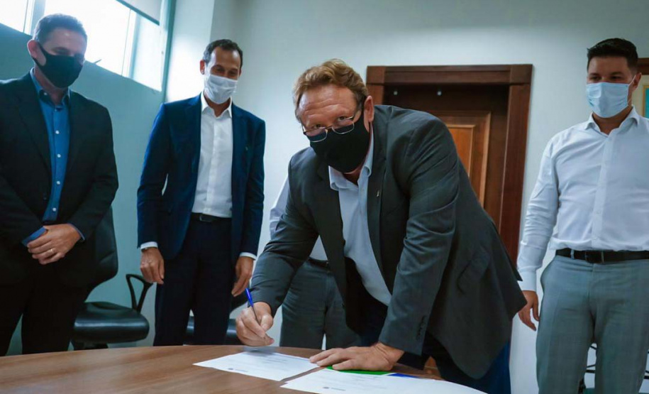 O Comitê Permanente de Desburocratização do Governo do Paraná passa a contar com mais duas entidades participantes. Nesta terça-feira (26), o chefe da Casa Civil, Guto Silva, incluiu o Conselho Regional de Economia – Corecon e o Sindicato de Habitação e Condomínios – Secovi, como membros convidados, para contribuírem com o programa de desburocratização da administração pública estadual. Foto: Guilherme Flores/ Casa Civil