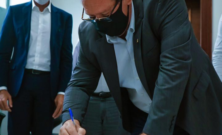 O Comitê Permanente de Desburocratização do Governo do Paraná passa a contar com mais duas entidades participantes. Nesta terça-feira (26), o chefe da Casa Civil, Guto Silva, incluiu o Conselho Regional de Economia – Corecon e o Sindicato de Habitação e Condomínios – Secovi, como membros convidados, para contribuírem com o programa de desburocratização da administração pública estadual. Foto: Guilherme Flores/ Casa Civil