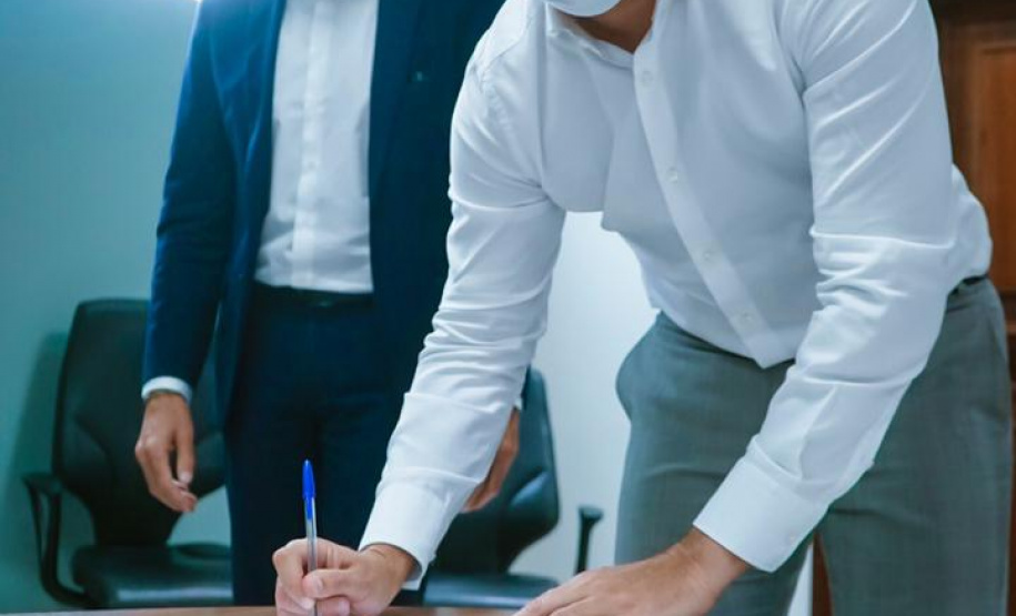 O Comitê Permanente de Desburocratização do Governo do Paraná passa a contar com mais duas entidades participantes. Nesta terça-feira (26), o chefe da Casa Civil, Guto Silva, incluiu o Conselho Regional de Economia – Corecon e o Sindicato de Habitação e Condomínios – Secovi, como membros convidados, para contribuírem com o programa de desburocratização da administração pública estadual. Foto: Guilherme Flores/ Casa Civil