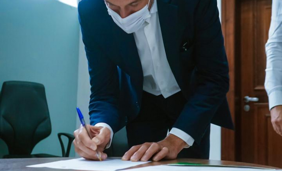 O Comitê Permanente de Desburocratização do Governo do Paraná passa a contar com mais duas entidades participantes. Nesta terça-feira (26), o chefe da Casa Civil, Guto Silva, incluiu o Conselho Regional de Economia – Corecon e o Sindicato de Habitação e Condomínios – Secovi, como membros convidados, para contribuírem com o programa de desburocratização da administração pública estadual. Foto: Guilherme Flores/ Casa Civil