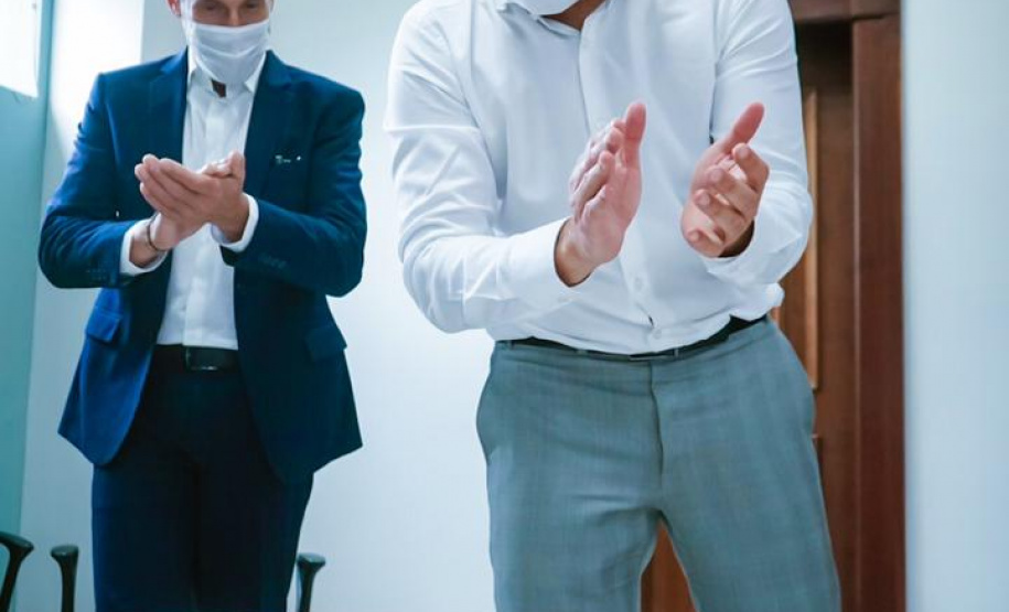 O Comitê Permanente de Desburocratização do Governo do Paraná passa a contar com mais duas entidades participantes. Nesta terça-feira (26), o chefe da Casa Civil, Guto Silva, incluiu o Conselho Regional de Economia – Corecon e o Sindicato de Habitação e Condomínios – Secovi, como membros convidados, para contribuírem com o programa de desburocratização da administração pública estadual. Foto: Guilherme Flores/ Casa Civil