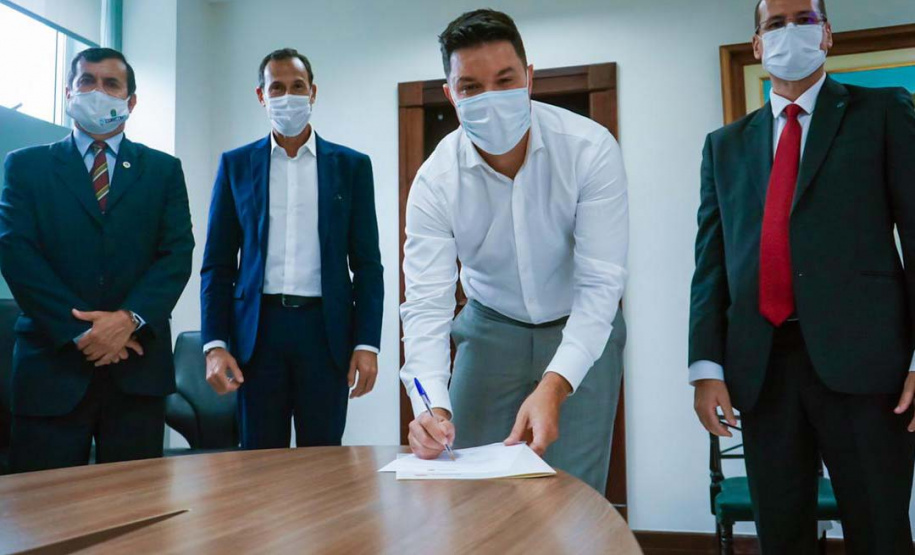 O Comitê Permanente de Desburocratização do Governo do Paraná passa a contar com mais duas entidades participantes. Nesta terça-feira (26), o chefe da Casa Civil, Guto Silva, incluiu o Conselho Regional de Economia – Corecon e o Sindicato de Habitação e Condomínios – Secovi, como membros convidados, para contribuírem com o programa de desburocratização da administração pública estadual. Foto: Guilherme Flores/ Casa Civil