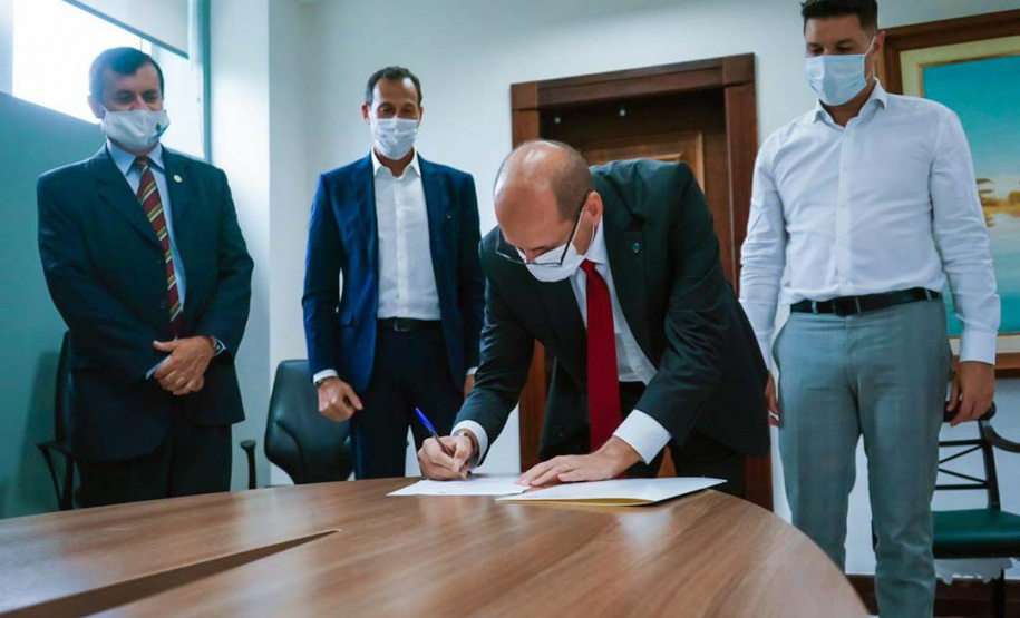 O Comitê Permanente de Desburocratização do Governo do Paraná passa a contar com mais duas entidades participantes. Nesta terça-feira (26), o chefe da Casa Civil, Guto Silva, incluiu o Conselho Regional de Economia – Corecon e o Sindicato de Habitação e Condomínios – Secovi, como membros convidados, para contribuírem com o programa de desburocratização da administração pública estadual. Foto: Guilherme Flores/ Casa Civil