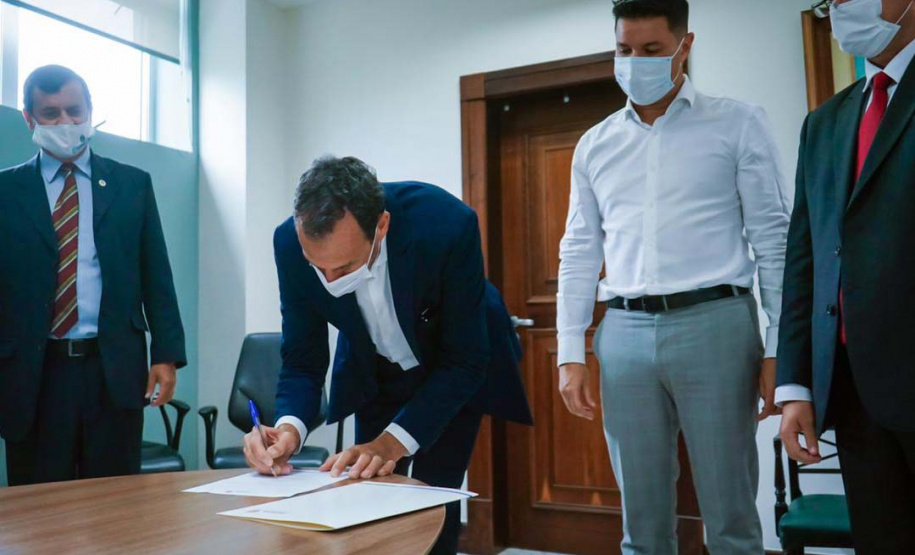 O Comitê Permanente de Desburocratização do Governo do Paraná passa a contar com mais duas entidades participantes. Nesta terça-feira (26), o chefe da Casa Civil, Guto Silva, incluiu o Conselho Regional de Economia – Corecon e o Sindicato de Habitação e Condomínios – Secovi, como membros convidados, para contribuírem com o programa de desburocratização da administração pública estadual. Foto: Guilherme Flores/ Casa Civil