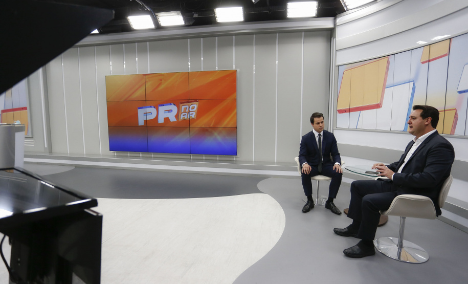 CURITIBA - 27-01-2021 -Governador Carlos Massa Ratinho Junior durante entrevista para a rádio Jovem Pan e a RIC TV.Foto: Jonathan Campos/AEN