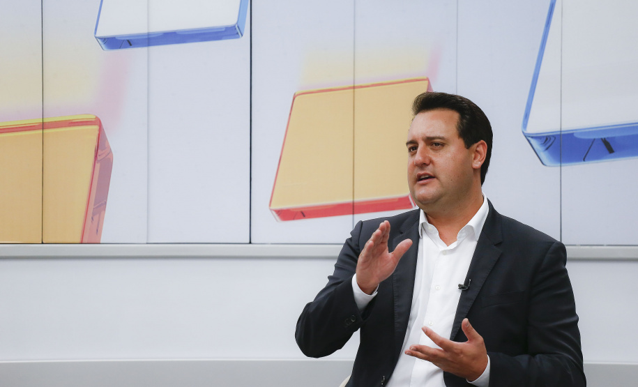 CURITIBA - 27-01-2021 -Governador Carlos Massa Ratinho Junior durante entrevista para a rádio Jovem Pan e a RIC TV.Foto: Jonathan Campos/AEN