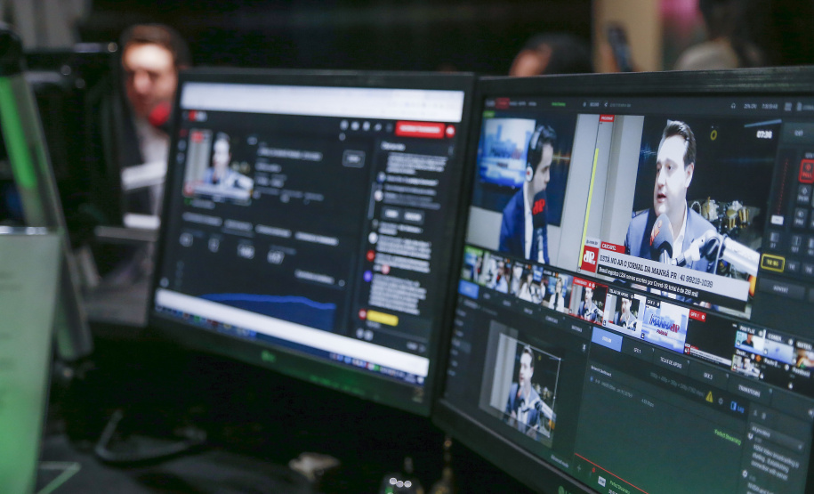 CURITIBA - 27-01-2021 -Governador Carlos Massa Ratinho Junior durante entrevista para a rádio Jovem Pan e a RIC TV.Foto: Jonathan Campos/AEN