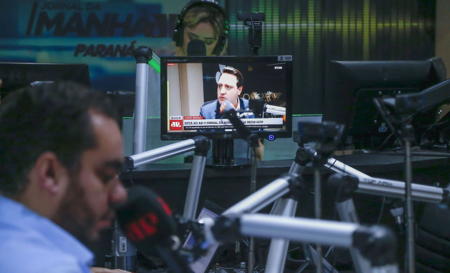 CURITIBA - 27-01-2021 -Governador Carlos Massa Ratinho Junior durante entrevista para a rádio Jovem Pan e a RIC TV.Foto: Jonathan Campos/AEN