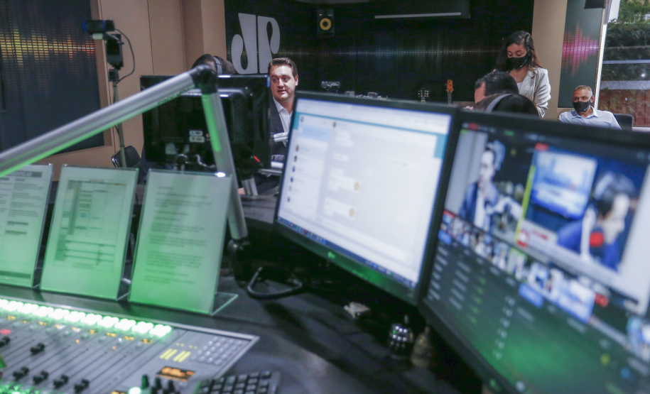 CURITIBA - 27-01-2021 -Governador Carlos Massa Ratinho Junior durante entrevista para a rádio Jovem Pan e a RIC TV.Foto: Jonathan Campos/AEN