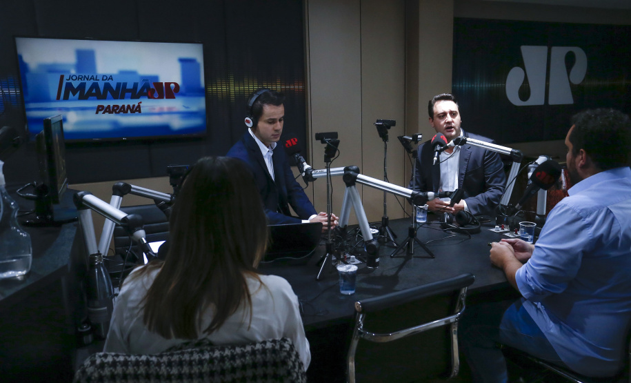 CURITIBA - 27-01-2021 -Governador Carlos Massa Ratinho Junior durante entrevista para a rádio Jovem Pan e a RIC TV.Foto: Jonathan Campos/AEN