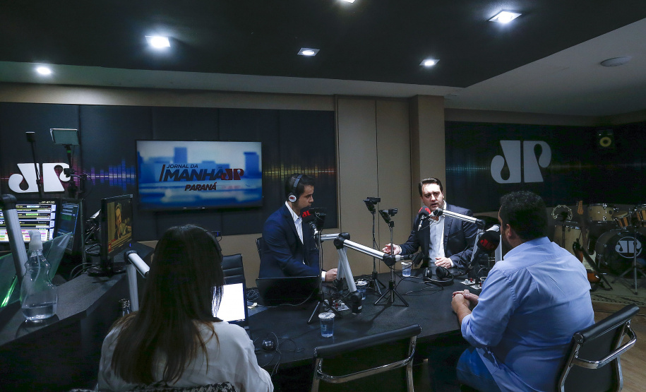 CURITIBA - 27-01-2021 -Governador Carlos Massa Ratinho Junior durante entrevista para a rádio Jovem Pan e a RIC TV.Foto: Jonathan Campos/AEN