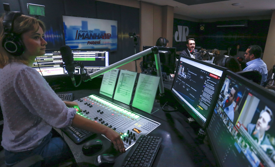 CURITIBA - 27-01-2021 -Governador Carlos Massa Ratinho Junior durante entrevista para a rádio Jovem Pan e a RIC TV.Foto: Jonathan Campos/AEN