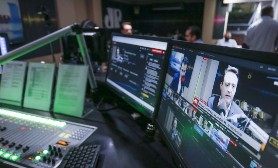 CURITIBA - 27-01-2021 -Governador Carlos Massa Ratinho Junior durante entrevista para a rádio Jovem Pan e a RIC TV.Foto: Jonathan Campos/AEN