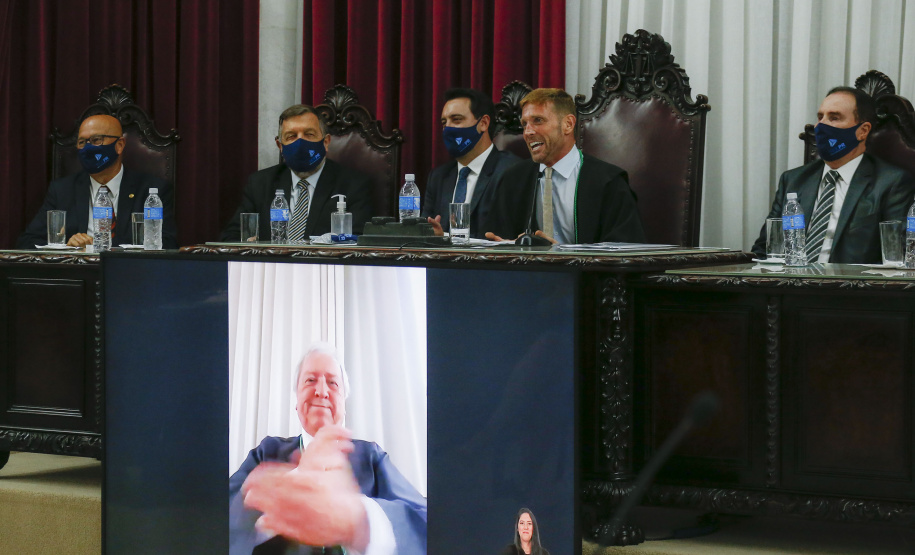 O governador Carlos Massa Ratinho Junior participou nesta quarta-feira (27) da posse da nova mesa diretora do Tribunal de Contas do Paraná (TCE), eleita em dezembro no passado para o comando do órgão de controle no biênio 2020-2021. O conselheiro Fabio Camargo assume a presidência do TCE no lugar de Nestor Baptista, Ivan Bonilha passa a ocupar a vice-presidência e Fernando Guimarães o cargo de corregedor-geral.  Foto: Jonathan Campos/AEN