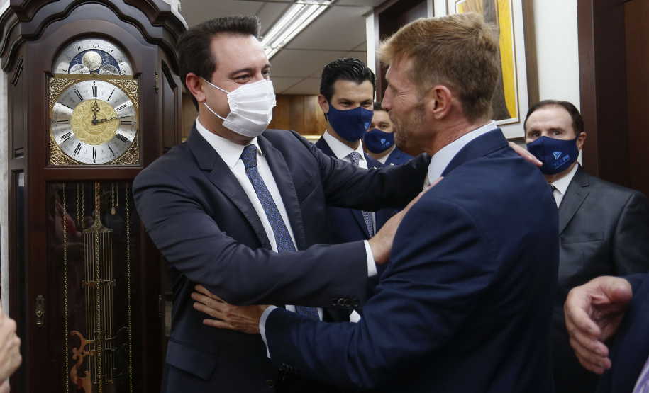 O governador Carlos Massa Ratinho Junior participou nesta quarta-feira (27) da posse da nova mesa diretora do Tribunal de Contas do Paraná (TCE), eleita em dezembro no passado para o comando do órgão de controle no biênio 2020-2021. O conselheiro Fabio Camargo assume a presidência do TCE no lugar de Nestor Baptista, Ivan Bonilha passa a ocupar a vice-presidência e Fernando Guimarães o cargo de corregedor-geral.  Foto: Jonathan Campos/AEN