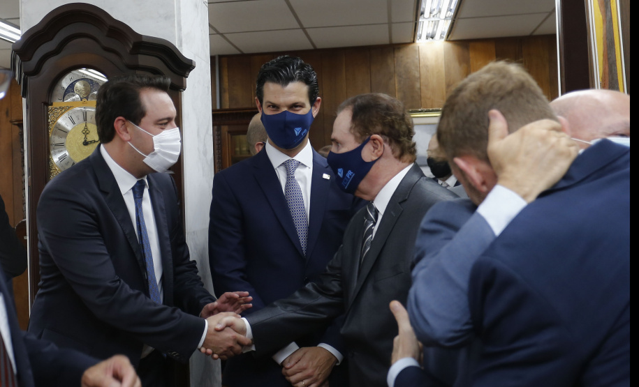 O governador Carlos Massa Ratinho Junior participou nesta quarta-feira (27) da posse da nova mesa diretora do Tribunal de Contas do Paraná (TCE), eleita em dezembro no passado para o comando do órgão de controle no biênio 2020-2021. O conselheiro Fabio Camargo assume a presidência do TCE no lugar de Nestor Baptista, Ivan Bonilha passa a ocupar a vice-presidência e Fernando Guimarães o cargo de corregedor-geral.  Foto: Jonathan Campos/AEN