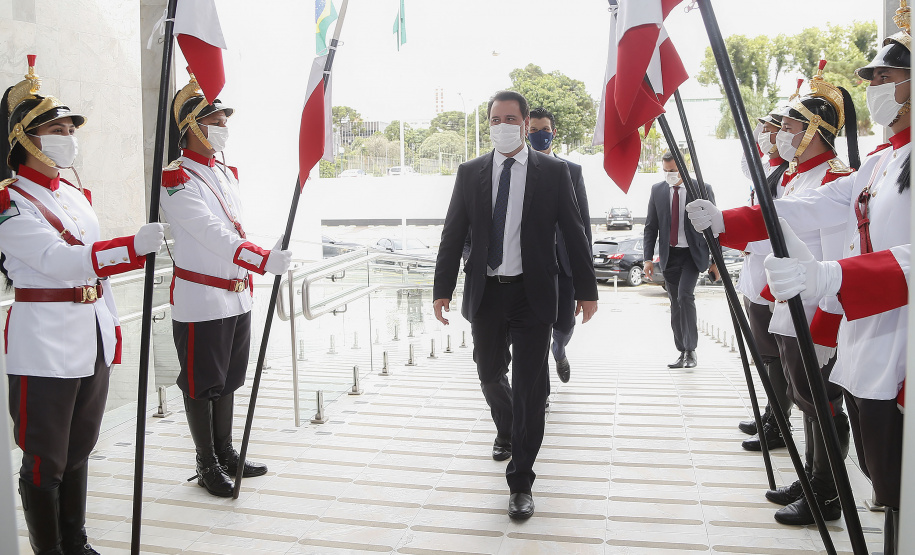 O governador Carlos Massa Ratinho Junior participou nesta quarta-feira (27) da posse da nova mesa diretora do Tribunal de Contas do Paraná (TCE), eleita em dezembro no passado para o comando do órgão de controle no biênio 2020-2021. O conselheiro Fabio Camargo assume a presidência do TCE no lugar de Nestor Baptista, Ivan Bonilha passa a ocupar a vice-presidência e Fernando Guimarães o cargo de corregedor-geral.  Foto: Jonathan Campos/AEN